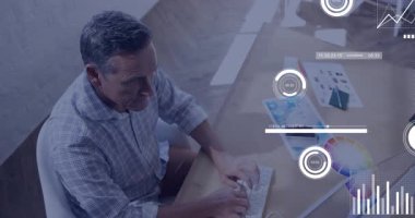 Olgun bir adam ahşap masada iş verilerini analiz ediyor yüzen grafikler ve sayısal ölçümler gösteriyor. Profesyonel, üretkenlik, analitik, yenilik, modern, tasarım, teknoloji