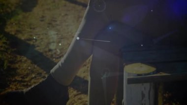 Kadın doktor, tıbbi akıllı telefon kullanıyor açık hava bankında oturuyor ve animasyon ağ hatlarını gösteriyor. Sağlık, teknoloji, yenilik, iletişim, profesyonel, kentsel, modern