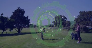 İki golfçü golf sahasında, animasyon teknolojisi yörünge çizelgesi ve hız çizelgesi sergiliyor. Atletik, boş zaman, manzara, açık hava, rekabetçi, enerjik, hassas