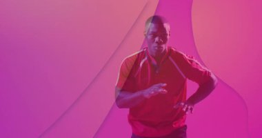 Stüdyoda koşan erkek sporcu fitness markalaşması için hareketli gradyan dalgalar sergiliyor. Dinamik, enerjik, modern, atletizm, hareket, markalaşma