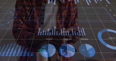 İş yerinde akıllı telefon kullanan bir adam holografik finans grafikleri ve pasta grafikleriyle etkileşime geçiyor. Teknoloji, veri görselleştirme, yenilik, modern, çalışma alanı, analiz, dijital