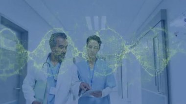 Hemşire, doktor ile birlikte hastane koridorundaki tableti inceleyerek dijital DNA sarmalını örtüyor. Tıbbi, sağlık, teknoloji, araştırma, profesyonellik, işbirliği, klinik