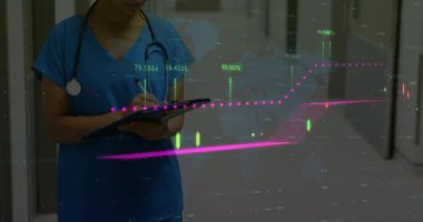 Hastanedeki panoya sağlık verileri yazan kadın hemşire, yüzen şamdan çizelgelerini gösteriyor. Tıbbi, sağlık, fütüristik, analitik, dijital, profesyonel, hastane