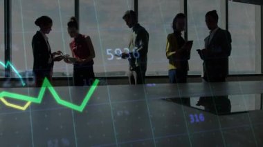 Takım konferans odasında duruyor, tablet ve akıllı telefonlar kullanıyor, finansal hat grafiklerini örtüyor. Şirket, finans, modern, teknoloji, işbirliği, ofis, ufuk çizgisi