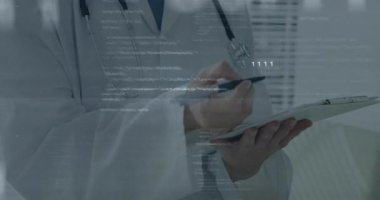 Kadın tıbbi profesyonelin elinde steteskoplu bir pano, dijital kodlar ise arkada yüzüyor. Sağlık, profesyonellik, klinik, teknoloji, yenilik, hastane, tanı