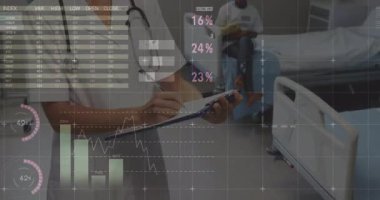 Steteskop takan ve animasyon çizelgesi çizelgesine bakan bir hastaya hastanede danışmanlık yapıyorum. Sağlık, sağlık, tanı, teknoloji, pediatri, hastane, meslek