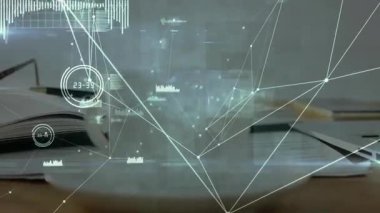 Masada, defter, kalem, kahve fincanı ve holografik kaplamalarla canlandırılan okuma gözlükleri. Teknoloji, yenilik, çalışma alanı, gelecekçi, dijital, tasarım, yaratıcılık