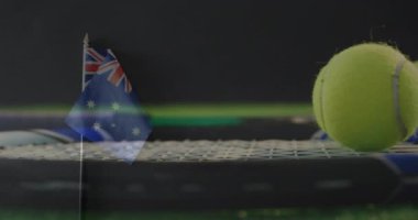 Sarı tenis topu mavi raketin üzerinde dinlenirken Avustralya bayrağı yeşil sahada duruyor. Spor, atletizm, ekipman, canlı, rekabetçi, profesyonel, açık hava