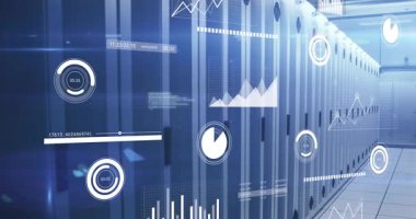 Sunucu dolaplarının merkezi koridoru üç boyutlu görüntü şeklinde yüzen holografik veri örtüleriyle parıldıyor. Teknoloji, veri, analitik, yenilik, dijital, ağ, siber güvenlik