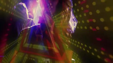 Erkek DJ karıştırma konsolu, müzik şovunda lazer LED projeksiyonları altında mikrofon tutan kadın şarkıcı. Gece kulübü, performans, canlı, görsel, eğlence, dinamik, sürükleyici