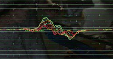 Erkek mühendis, teknoloji laboratuvarında dokunmatik ekranla etkileşime geçip veri şebekesi çizgileri ve dalga formlarını gösteriyor. Teknoloji, analitik, yenilik, endüstriyel, fütüristik, arayüz, kesinlik