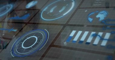 Masada kağıda yazı yazan veri analisti, holografik finans grafikleri ve etrafta yüzen dünya haritası. Teknoloji, yenilik, analitik, profesyonel, modern, görselleştirme, çalışma alanı