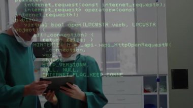 Kadın doktor sağlık teknolojisi hastanesinde şifreyi incelerken erkek doktor elinde tablet tutuyordu. Tıbbi, işbirliği, fütüristik, yenilik, sağlık, teknoloji, takım çalışması