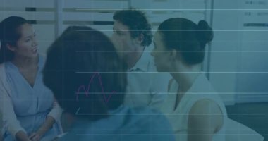 Modern ofiste finansal trendleri sunan üç meslektaş renkli çizgi grafiklerini örtüyor. İşbirliği, takım çalışması, analitik, şirket, teknoloji, üretkenlik, yenilik