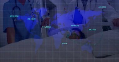 Hastane ekibi oksijen maskeli hastayı izlerken dünya haritası verileri örtüyor. Tıbbi ekip, sağlık, tanı, klinik, destekleyici, işbirliği, teknoloji
