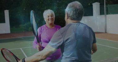 Üst düzey bir çift kortta raketlerle tenis oynuyor, hareketli spor teknolojisi grafiği yüzüyor. Aktif eğlence, eğlence, sağlık, sağlık, canlılık, açık hava sporu, dinamik