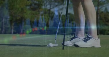 Golf topu animasyon olarak canlandırılıyor. Candlestick grafiğinin yanında. Atletik, finans, yatırım, dijital, kesinlik, açık hava, gündelik
