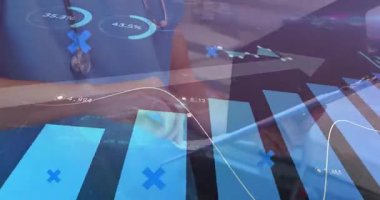 Doktor, steteskop ve borsa saatinin yer aldığı tıp bürosundaki pazar eğilimlerini kontrol ediyor. Sağlık, finans, dijital, profesyonel, analitik, modern, yenilik