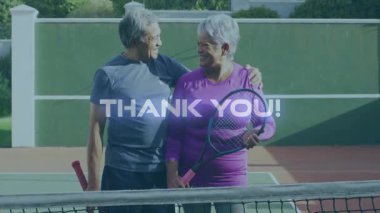 Açık hava tenisi oynayan çift, animasyon sağlık verileri ve performans grafikleri gösteriyor. Atletik, zindelik, takım çalışması, boş zaman, spor, manzara, refah