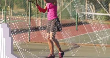 Kadın tenisçi dışarıda raket sallıyor, spor analitik çizelgeleri ve veri panellerini birleştiriyor. Atletik, fitness, teknoloji, analitik, açık hava, spor, modern