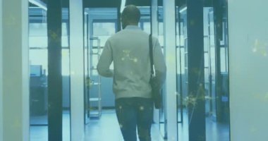 Modern ofis koridorunda yürüyen adam cam paneller ve ekranlarla iş teknolojisini gösteriyor. Profesyonel, gösterişli, kurumsal, minimalist, yansıma, iç, üretkenlik