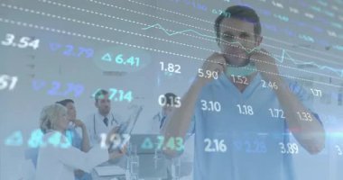 Sağlık uzmanları konferans odasında tabletle ilgili verileri tartışıyor, yüzen grafikleri kaplıyorlar. Tıbbi, işbirliği, teknoloji, yenilik, takım çalışması, analitik, klinik