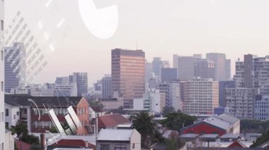 Üçgen çokgen ve pasta grafiği simgeleriyle şehir silueti üzerinde yüzen veri örtüsü gösteriliyor. Kentsel, modern, fütüristik, teknoloji, analitik, veri görselleştirme, şehir manzarası