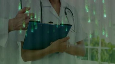 Kadın doktor tablet tutuyor ve erkek doktor ayakta duruyor, sağlık için ikili kodları birleştiriyor. Tıbbi, işbirliği, teknoloji, dijital, yenilik, sağlık, profesyonel