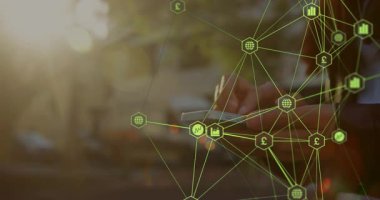 Parkta akıllı telefonu dinleyen kadın pazarlamacı, finans simgeleriyle yeşil ağı gösteriyor. Teknoloji, açık hava, canlı, yenilik, bağlantı, analiz, dijital