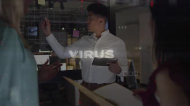 Ofisteki cam panoda veri sunan iş ekibi animasyon grafikleri ve yapışkan notlar gösteriyor. İşbirliği, analitik, yenilik, kurumsal, profesyonel, takım çalışması, bilgi