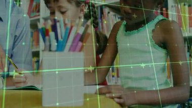 Eğitim masasında yeşil ızgarayı örten iki öğrenciye kurşun kalemlerle rehberlik eden öğretmen. Akıl hocalığı, öğrenim, okur yazarlık, eğitim, işbirliği, kırtasiye, sınıf