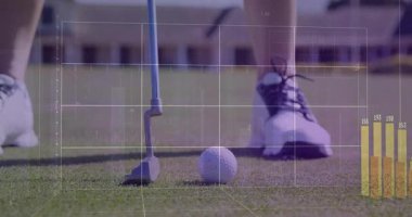 Kadın golfçü golf sopasını yeşile diziyor. Teknoloji analizlerini grafik ve grafiklerle gösteriyor. Spor, performans, analitik, açık hava, modern, hassasiyet, rekabet