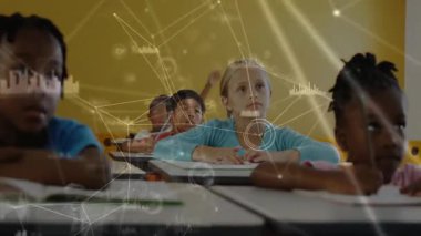 Öğrenciler, yüzen ağ çizgileri ve veri tabloları ile okul sınıfında masalara el kaldırıyorlar. Eğitim, işbirliği, yenilik, dijital, gençlik, öğrenme, teknoloji