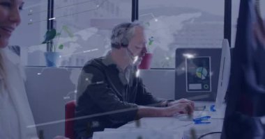 Olgun bir adam iş ofisindeki masada yazı yazıyor. Animasyon turta ve bar çizelgesiyle. Profesyonel, çalışma alanı, modern, analitik, işbirliği, üretkenlik, teknoloji