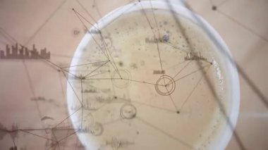 Beyaz seramik kahve fincanı bej masa üstü düz dizaynlı dijital HUD kaplamasını gösteriyor. Futuristik, teknoloji, yenilik, veri görselleştirme, dijital arayüz, modern, soyut