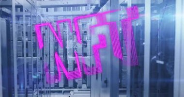 Neon 5G kablo kaplaması altında vızıldayan veri merkezi sunucuları, mavi ağ çizgilerini vurguluyor. Teknoloji, altyapı, siber, dijital, bağlantı, modernizasyon, plan