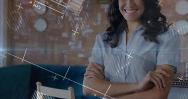 İşletme analisti, kolları kavuşturulmuş vaziyette, yüzen grafikler ve rakamsal örtüler gösteriyor. Profesyonel, modern, yenilikçi, teknoloji, kurumsal, yaratıcı, iç mekan