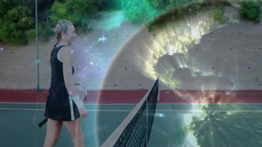 Bayan tenisçi sanal dünya ile internette el sıkışıyor. Teknoloji ağını gösteriyor. Atletizm, rekabet, fütüristik, dijital, spor, yenilik, bağlantı