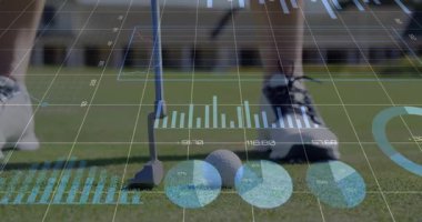 Kadın golfçü golf sopası çiziyor, golf teknolojisi için veri örtüsü sergiliyor. Spor, doğruluk, rekabet, açık hava, kesinlik, analitik, yenilik