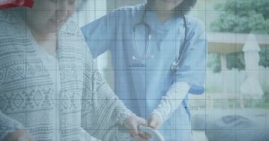 Kadın hemşire klinikte steteskopla hasta kolunu tutuyor. Hayati belirtileri gösteriyor. Sağlık, tıbbi, profesyonel, teknoloji, sağlık, tanı, şefkat