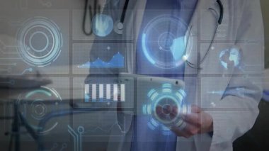 Steteskoplu kadın doktor, klinikteki tableti inceliyor. Holografik çizelgeleri ve küreyi gösteriyor. Tıbbi, teknoloji, fütüristik, sağlık, yenilik, veri, dijital