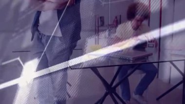 İki erkek iş arkadaşı teknoloji ofisinde kod kırıntıları ve yükselen grafikler gösteriyor. İşbirliği, yenilik, üretkenlik, modernlik, teknoloji, takım çalışması, çalışma alanı