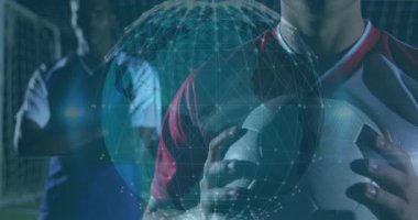 Erkek futbolcular top tutuyorlar ve sahada kollarını çaprazlıyorlar holografik teknoloji küresi yansıtıyorlar. Spor, takım çalışması, yenilik, bağlantı, dijital, fitness, sporcular