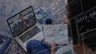 Uzaktan kumandalı meslektaşlar dizüstü bilgisayardaki iş çizelgelerini incelerken, yüzen grafikler içgörüyü artırıyor. İş yeri, işbirliği, teknoloji, modern, üretkenlik, iletişim, analitik