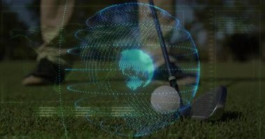 Golf topunun yanında diz çöken erkek golfçü, golf teknolojisi holografik küresinin veri panelleriyle örtüldüğünü gösteriyor. Futuristik, teknoloji, yenilik, spor, açık hava, dijital, veri