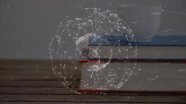 Üst üste istiflenmiş ciltli kitapların üzerinde süzülen holografik kablo küresi, parlak yeşil bir akıllı seğirme. Teknoloji, yenilik, dijital ağ, eğitim, modern, fütüristik