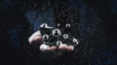 Teknoloji arayüzünde ağ düğümleri ve veri noktaları gösterilirken el ele tutuşan akıllı telefon. Teknoloji, dijital, bağlantı, yenilik, modern, siber güvenlik, fütürist