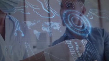 Kadın doktor ve erkek teknisyen AR tıbbi görüntüsünü harita, veri grafikleri ve devre HUD ile inceliyor. Tıbbi, teknoloji, yenilik, sağlık, görselleştirme, analitik, bilimsel