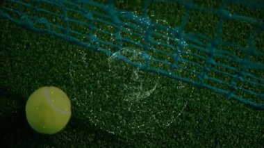 Tenis topu, yeşil çimen kortunda, deniz mavisi ağının yanında üç boyutlu dijital ağ kaplamasını gösteriyor. Spor, eğlence, teknoloji, bağlantı, yenilik, modern, atletik