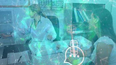 Klinikte bilgisayar ve steteskop kullanan, ağ simgelerini gösteren kadın bir doktor. Tıbbi, sağlık, danışma, dijital, iletişim, mesleki, tanı